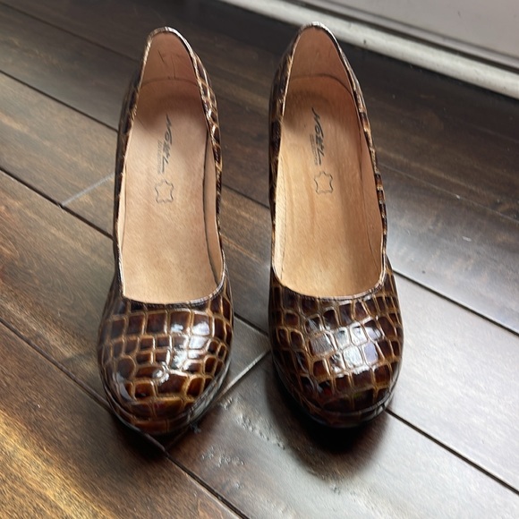 Noel Collection Brown Crocodile Size 7 Heels - Picture 2 of 7